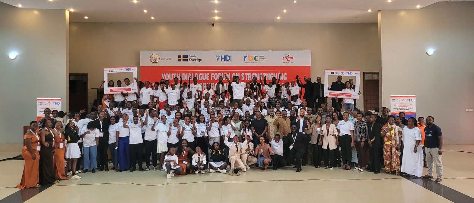Final group image with every Youth Dialogue Forum panelists youth people and others